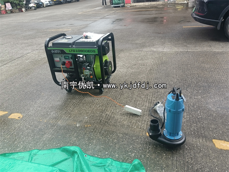 2024年8月13日，客戶到店自提8KW柴油發(fā)電機(jī)組